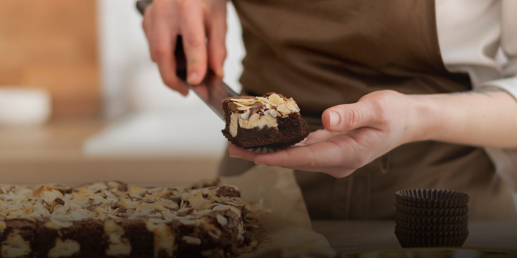 Persona sirviendo brownies